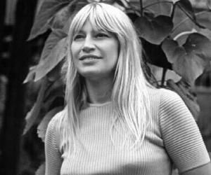 Mary Travers Biography